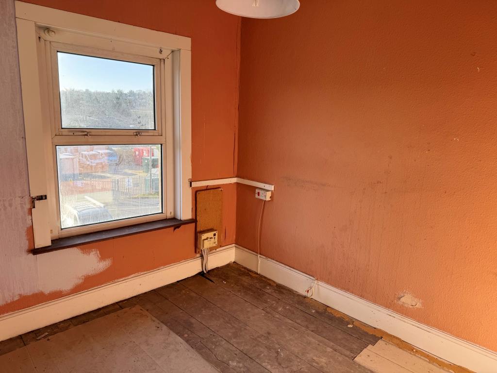 Lot: 138 - FREEHOLD FORMER HOTEL NOW ARRANGED AS TWO LARGE MAISONETTES WITH POTENTIAL - A room on the side on the first floor
